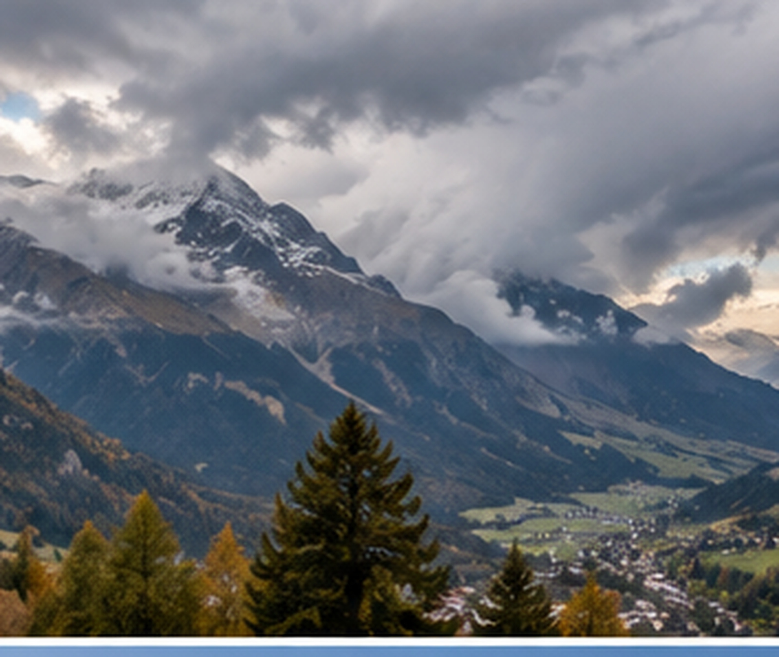 Österreichisches Alpental mit wechselnder Bewölkung und Regenschauern über den Bergen