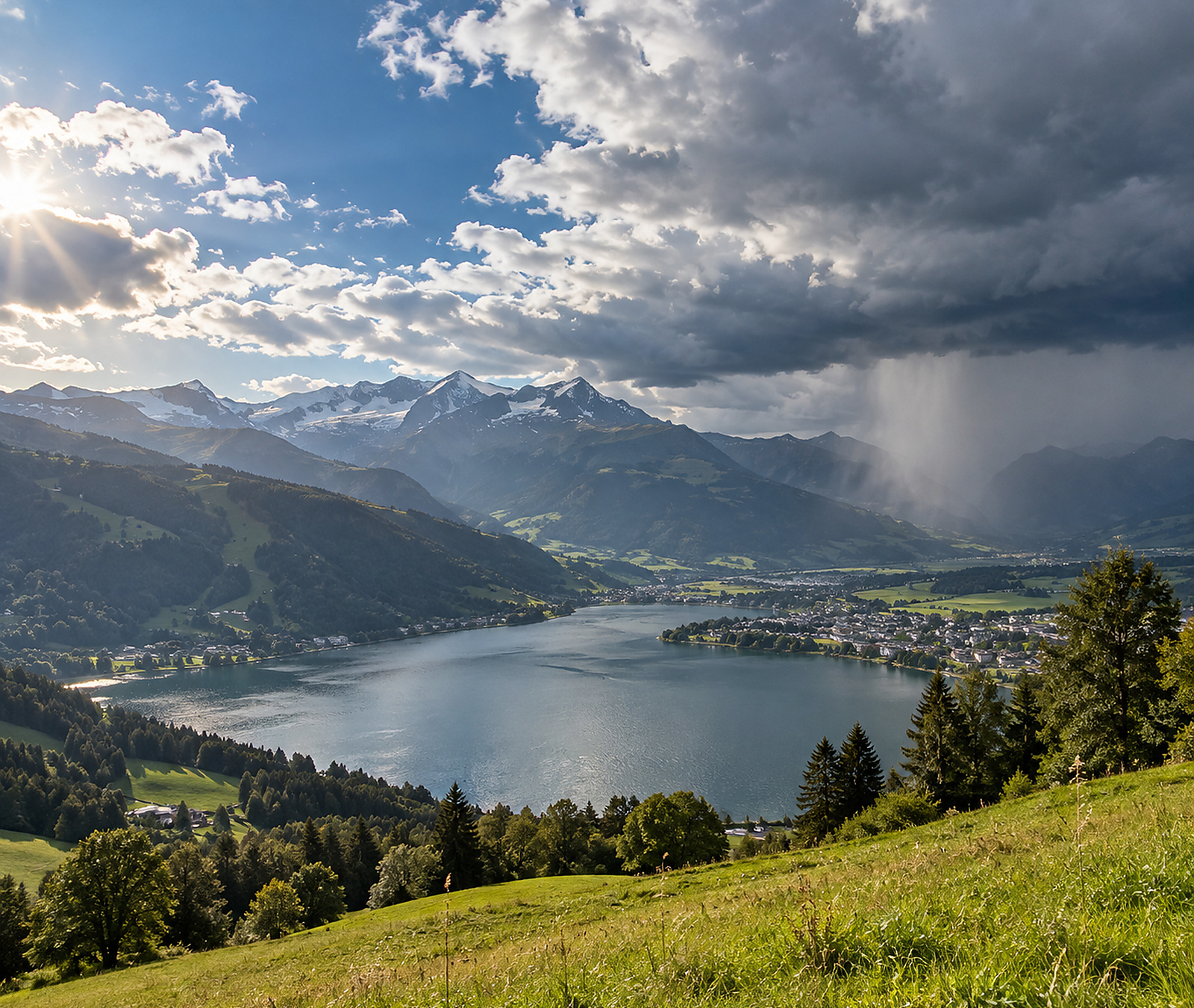 Realistische österreichische Alpenlandschaft mit Sonne, Wolken und lokalem Regen am 18. September 2026