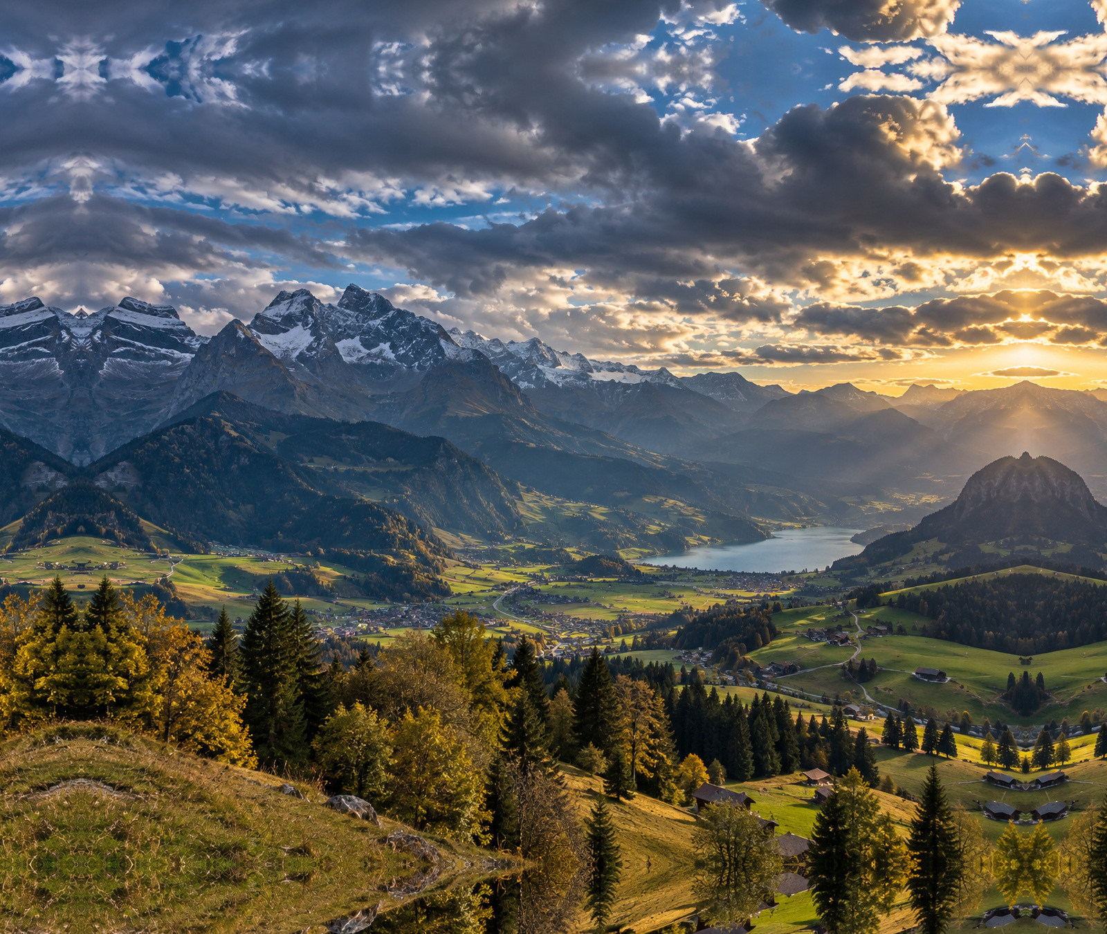 Österreichische Alpenlandschaft mit Wolken, Aufhellungen und herbstlichen Tälern