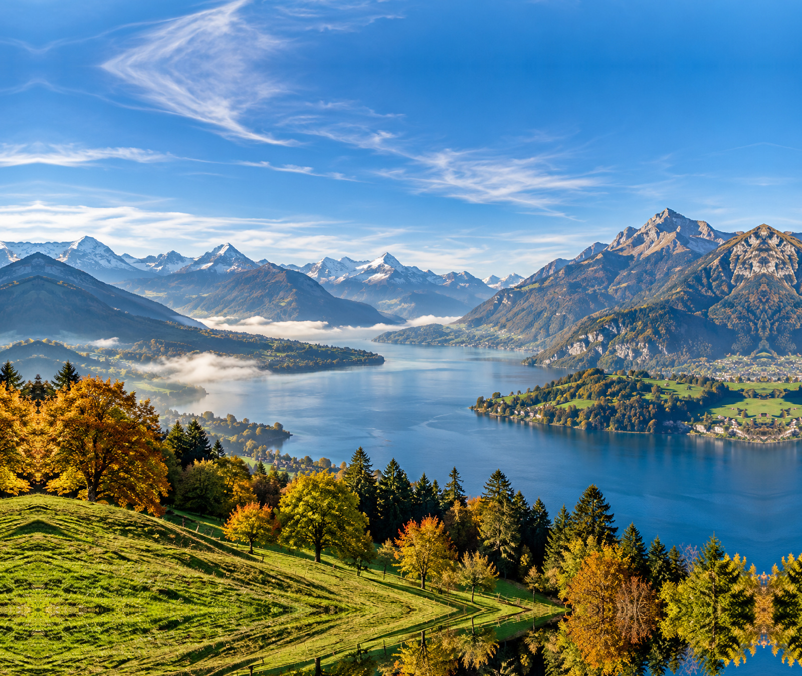 Sonnige Alpen- und Seenlandschaft mit herbstlichen Farben als Symbolbild für das österreichische Wochenendwetter.