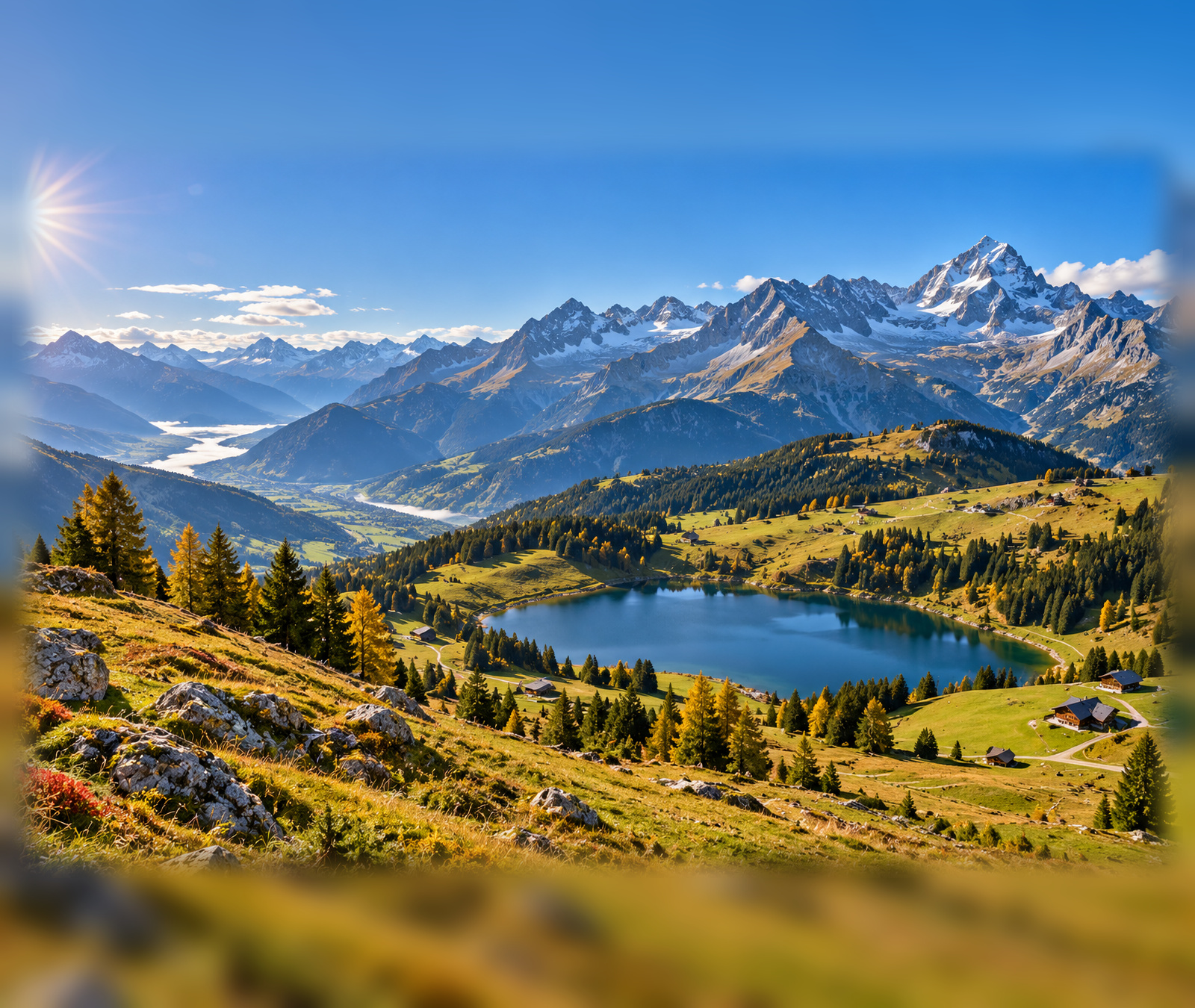 Sonniges österreichisches Alpenpanorama mit Herbstfarben und klarer Fernsicht