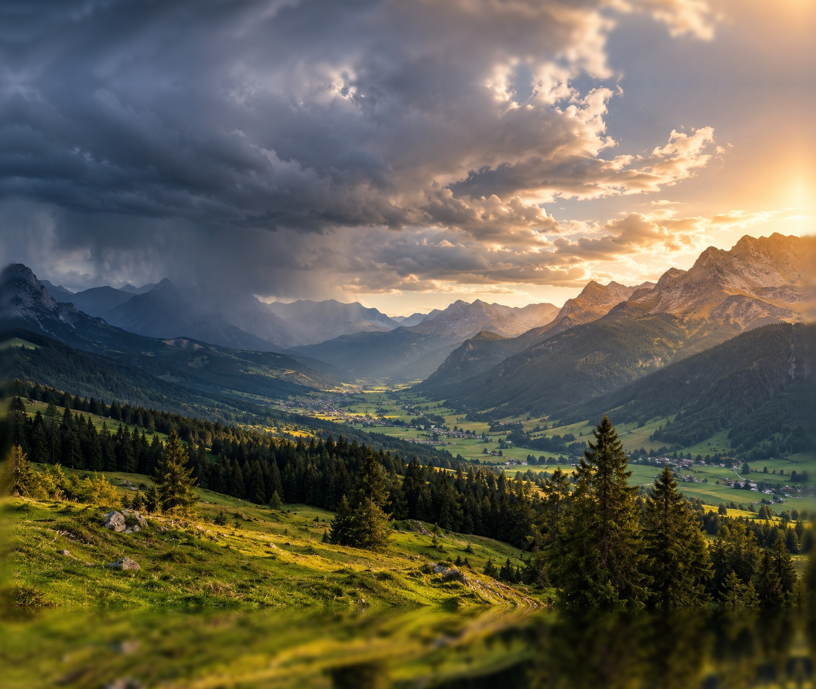 Österreichisches Alpental im Herbst mit dunkleren Wolken im Westen und sonnigen Bergen
