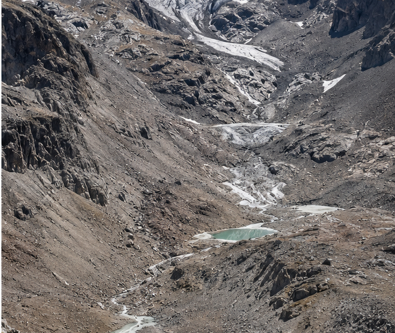 Stark zurückgezogener alpiner Gletscher mit freigelegtem Fels, Moränen und Schmelzwasser als aktuelles Symbolbild für den Gletscherschwund in Österreich