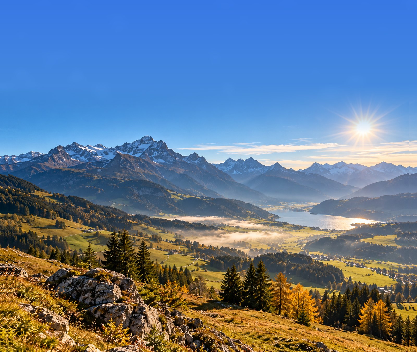 Sonniger Herbsttag in einer österreichischen Alpenlandschaft mit Bergen, See und klarer Fernsicht.