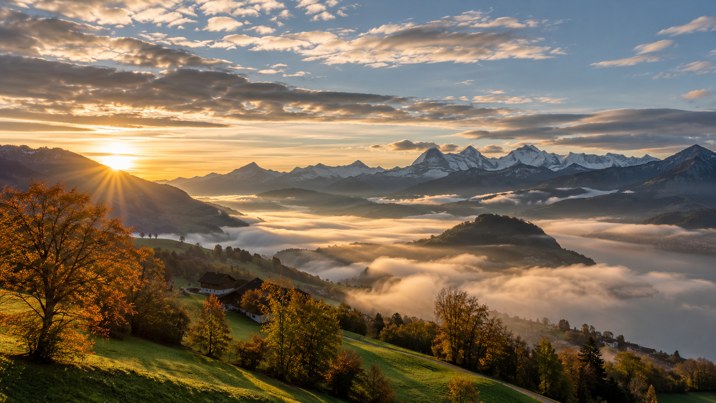 Sonniger Herbstmorgen in Österreich mit Nebel in den Tälern und klaren Bergen.